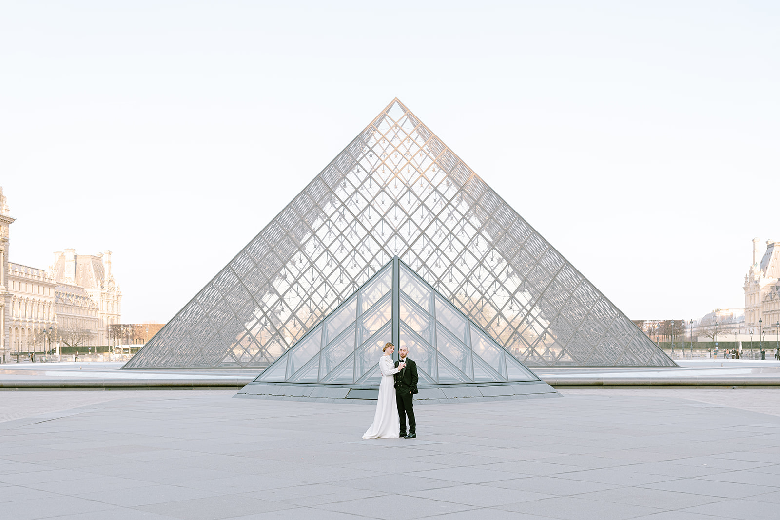 Paris Wedding Photographer – couple at the Louvre